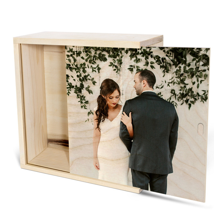 عکس عروسی چاپ شده روی جعبه چوبی اختصاصی به در نیمه باز