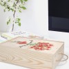 جعبه چوبی اختصاصی با تصویر گل روی میز کامپیوتر