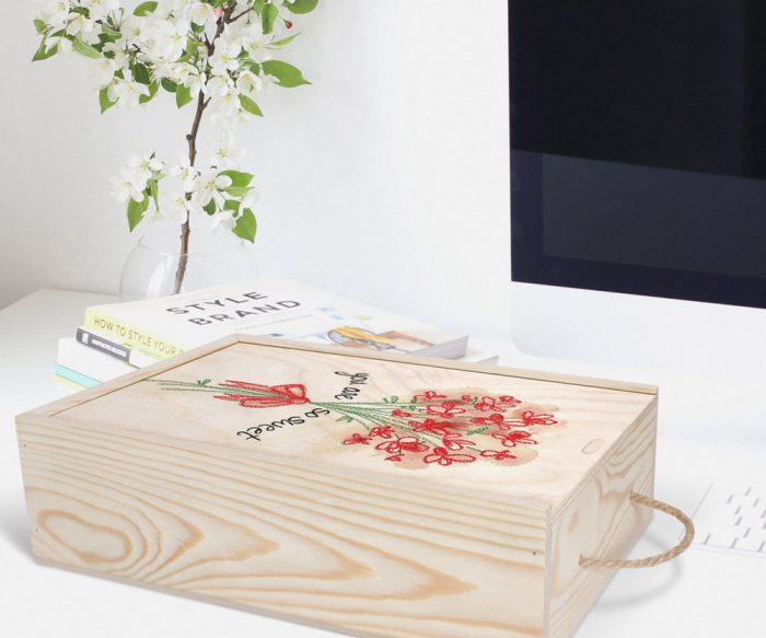 جعبه چوبی اختصاصی با تصویر گل روی میز کامپیوتر