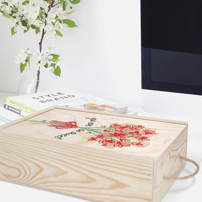 جعبه چوبی با عکس گل قرار گرفته روی میز کامپیوتر