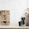 ابعاد عکس چوبی 20x30 که در کنار دیگر وسایل دکوراسیون قرار گرفته است و ابعاد آن را نمایش می‌دهد